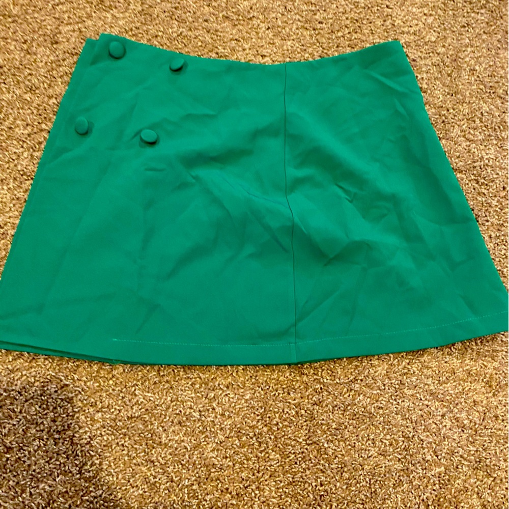 Boohoo Green wrap around button skirt. NEVER worn,but tag is missing. SizeUS 10
